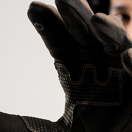 Guantes Core arena ventilados y cómodos con función táctil Guantes Core color arena para moto, flexibles y ventilados, compatibles con pantalla táctil de celular y GPS