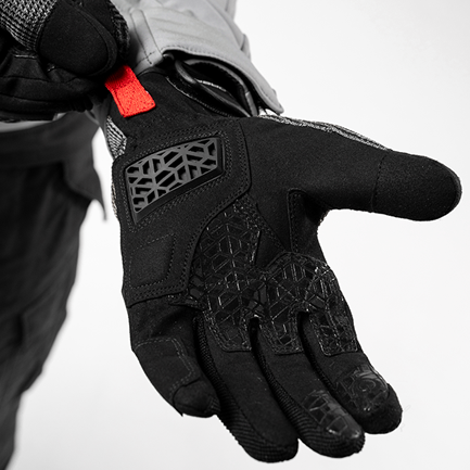 Guantes Xplorer negros con función táctil para GPS y celular Guantes Xplorer negros para moto con tecnología táctil AX, ideales para aventura y trail
