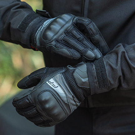 piloto ajustandose sus guantes de cuero negros