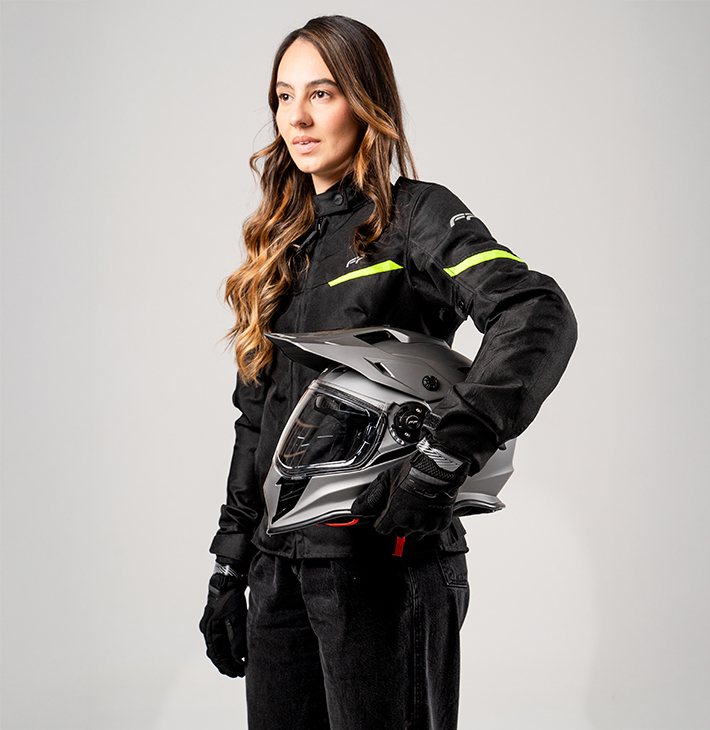 Guantes ventilados y cómodos para moto, ideales para viajes y ciudad Motociclista con guantes para moto frescos y ventilados color negro, sosteniendo casco integral