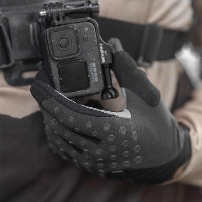 Guantes de motocross usando camara gopro