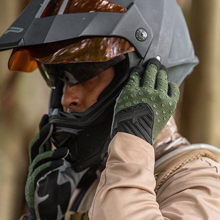 casco de moto con guantes de moto de motocross verdes