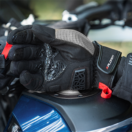 Guantes Xplorer negros de diseño robusto para aventura y turismo Guantes Xplorer negros para moto con diseño robusto y moderno, perfectos para viajes de aventura