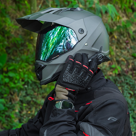 Guantes Xplorer color tobacco para moto con diseño robusto y moderno, perfectos para viajes de aventura