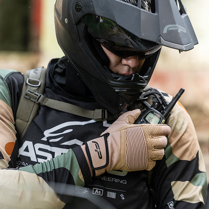 Guante desert usando radio