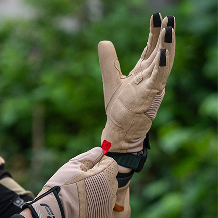 piloto poniendose el guante cafe