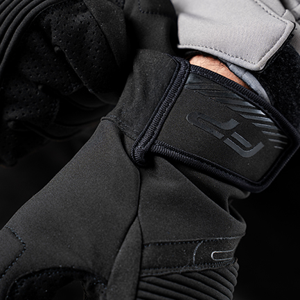 Guante Eclipse Negro para moto, dorso con líneas de ventilación y ajuste ergonómico.