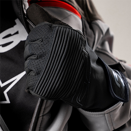 Motociclista luciendo guantes Eclipse Negro, combinación perfecta de estilo urbano y confort para la ciudad.