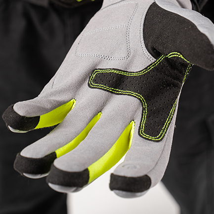 detalle close up de los guantes de moto deportivos en color negro con gris y neón