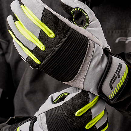fit perfecto de guantes de moto deportivos en color negro con gris y neón