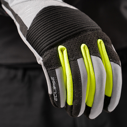 detalle de logo de los guantes de moto deportivos en color negro con gris y neón