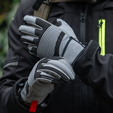 Manos con los guantes de proteccion para moto FP Eclipse grises puestos