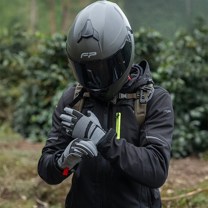 Piloto con guantes de proteccion para moto FP Eclipse grises