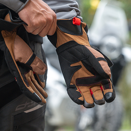 Guante Maverick Tobacco con tecnología táctil y refuerzos estratégicos para mayor agarre y seguridad.
