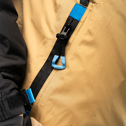 Chaqueta con bolsillo semi impermeable