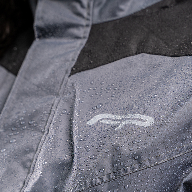 Chaqueta impermeable para mujer color negro bajo la lluvia