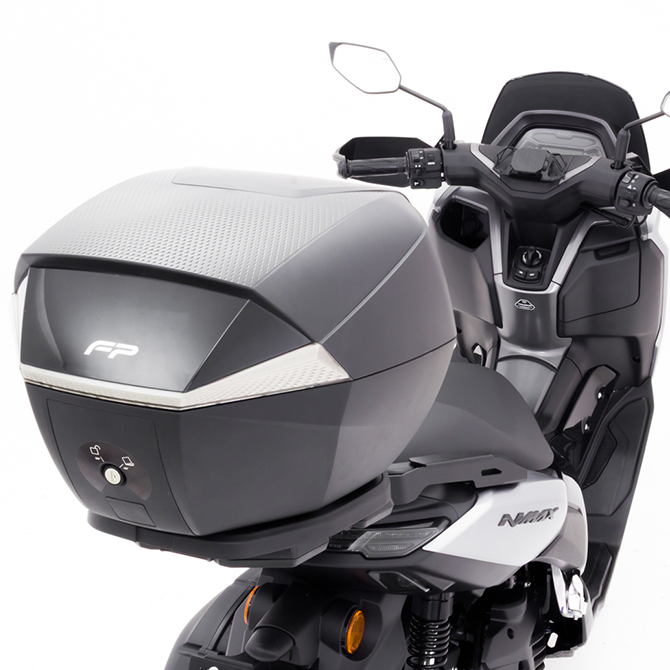 Una Yamaha NMax versión 3 con maletero Yamaha Nmax 3 con maletero