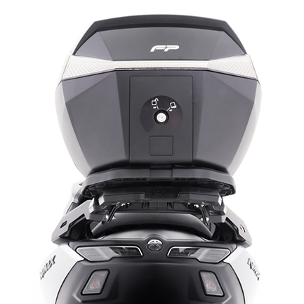 Parrilla Yamaha NMax con top case para más espacio y seguridad Parrilla para Yamaha NMax con top case instalado para mayor capacidad de carga y seguridad