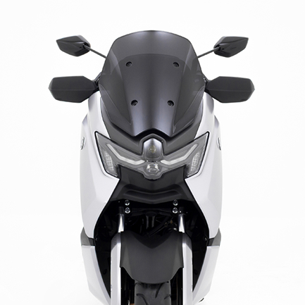 Cortavientos Yamaha NMax diseño urbano y aerodinámico Cortavientos negro para Yamaha NMax con diseño urbano y aerodinámico que mejora el estilo de la moto