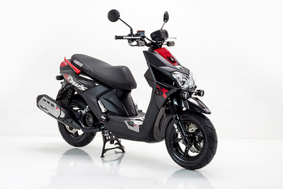 PISO/POSAPIE DELANTERO NEGRO YAMAHA BWS FI