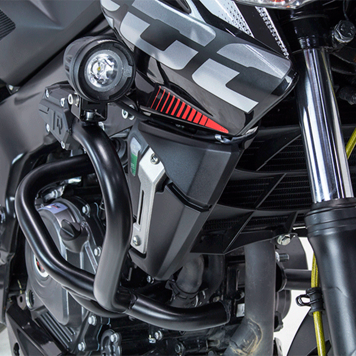 Pulsar 200 NS negra con accesorios