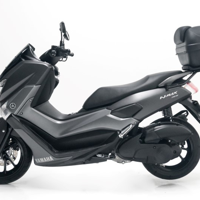 Yamaha NMax con Maleta Plastica Givi o Fire Parts