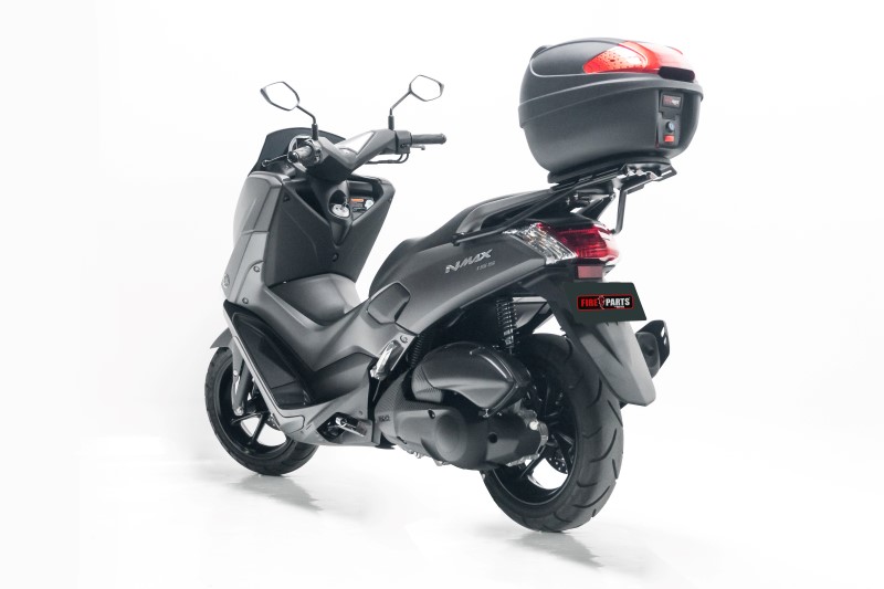 Yamaha NMax con maletero