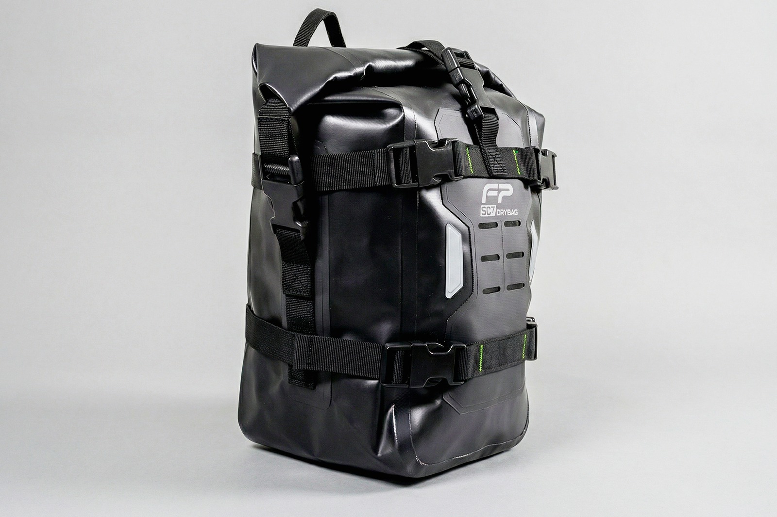 Drybag FP SC7 negro montado en defensas de motocicleta