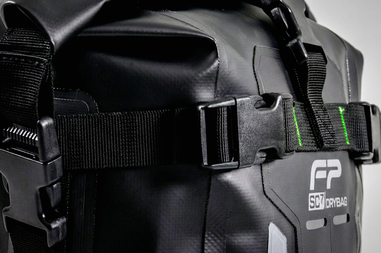 Maleta Drybag FP negra para aventura y off road