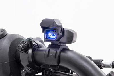 Cargador USB Speed Volt instalado en moto
