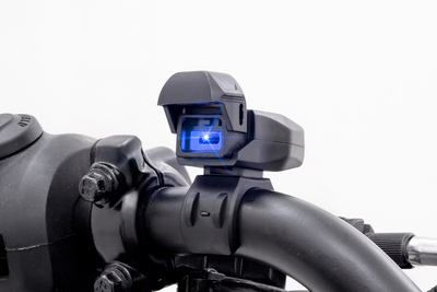 Cargador USB Tipo C Speed Volt instalado en moto