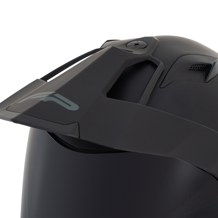 Vista frontal del casco FP Barstow Negro con visera aerodinámica
