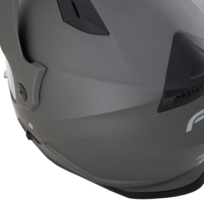 Vista trasera del casco FP Barstow Titanio con diseño aerodinámico