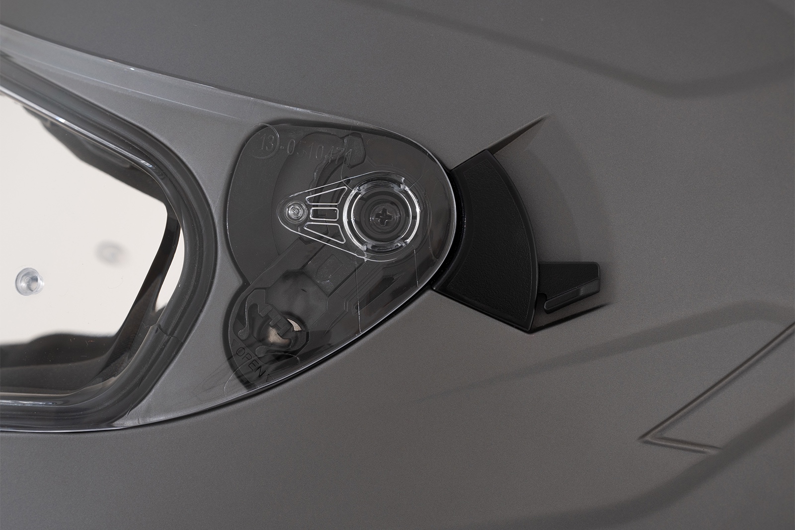 Vista del casco FP Racecraft 2 con acabado titanio