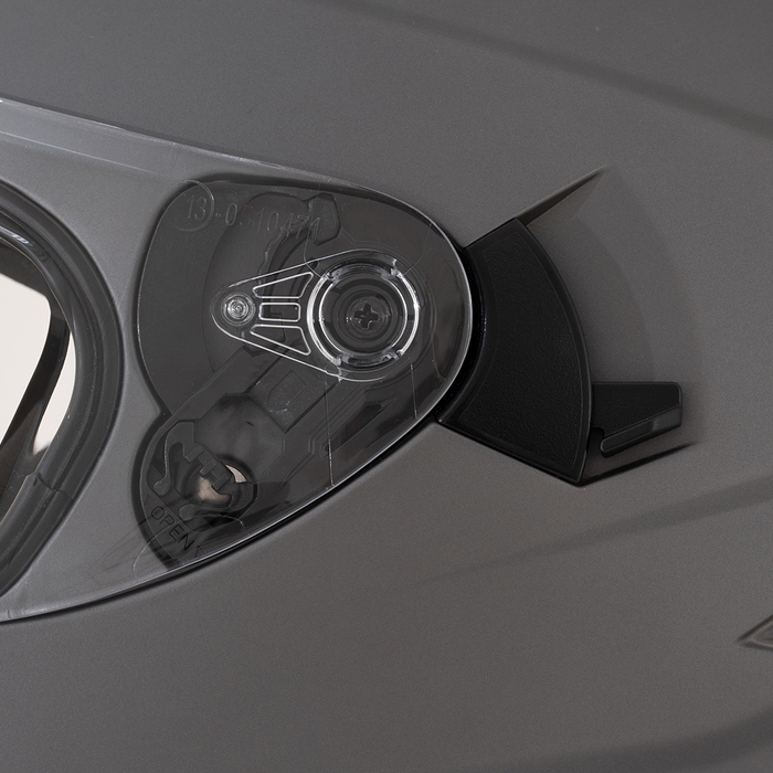 Vista del casco FP Racecraft 2 con acabado titanio