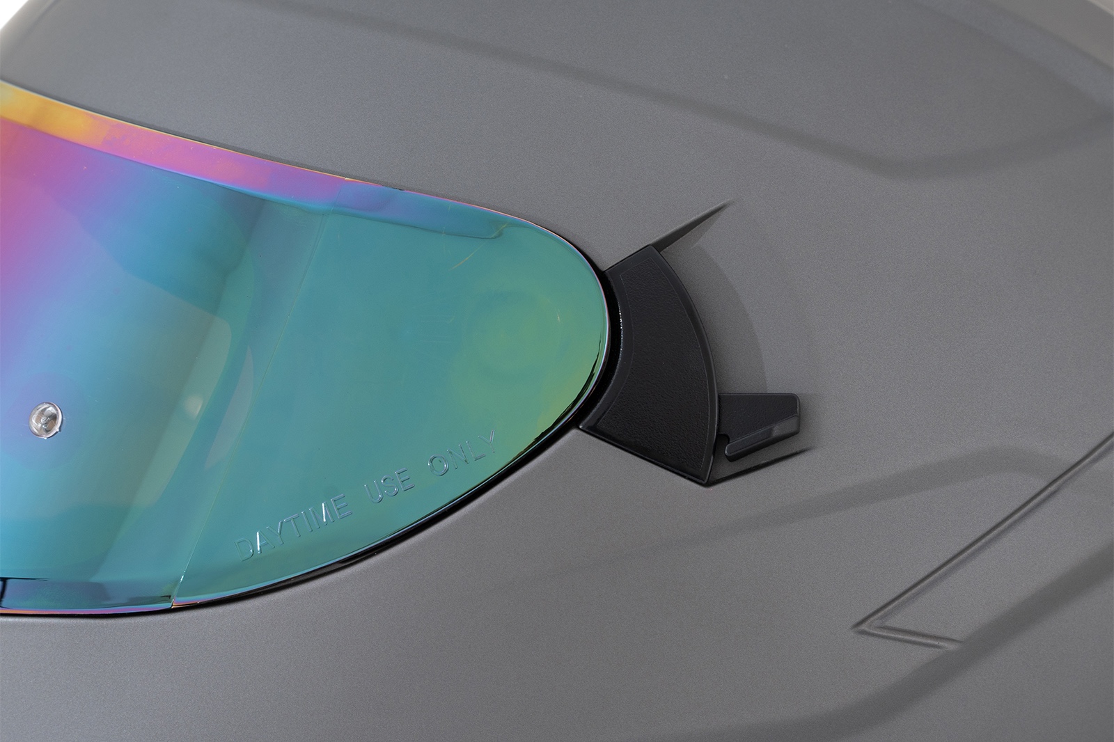 Vista trasera del casco FP Racecraft 2 con acabado titanio