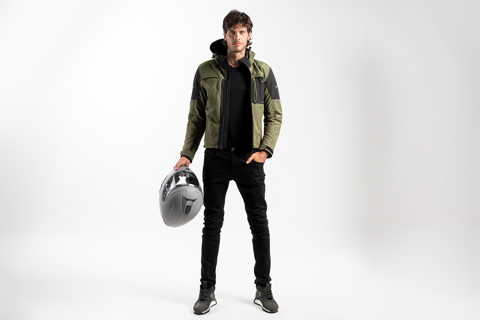 Motociclista usando la FP Cairo Softshell Verde para ciudad