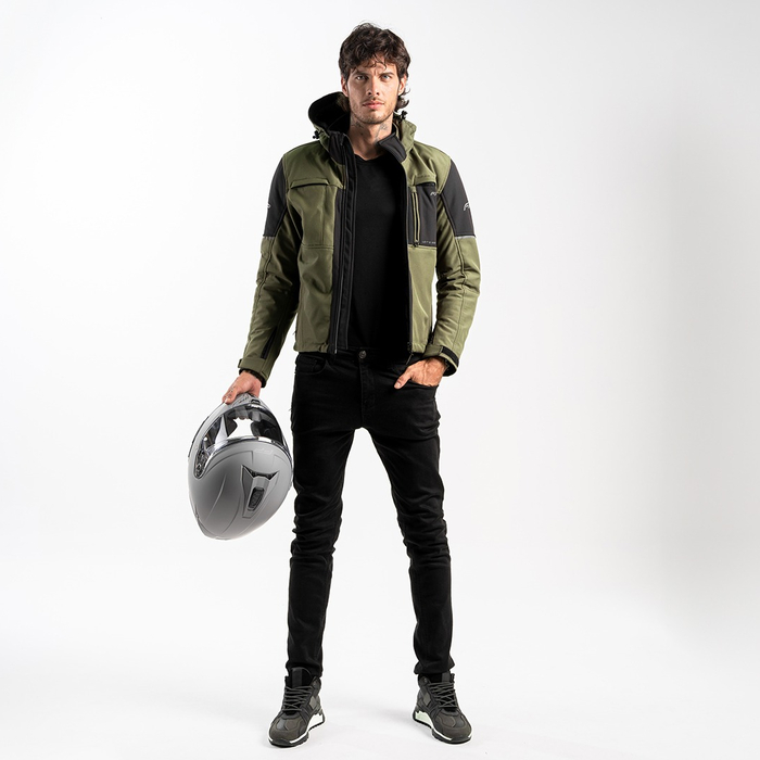 Motociclista usando la FP Cairo Softshell Verde para ciudad