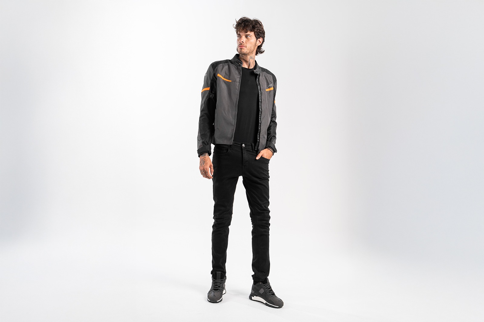 Ajustes ergonómicos en brazos de la FP K1 Gris