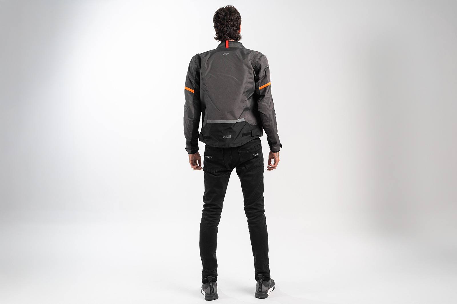 Motociclista con la FP K1 Gris para ruta urbana