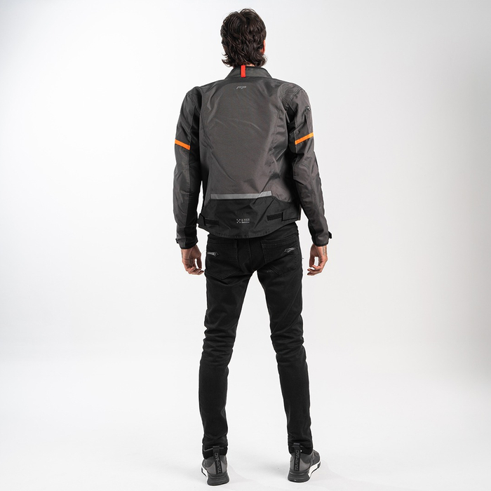 Motociclista con la FP K1 Gris para ruta urbana