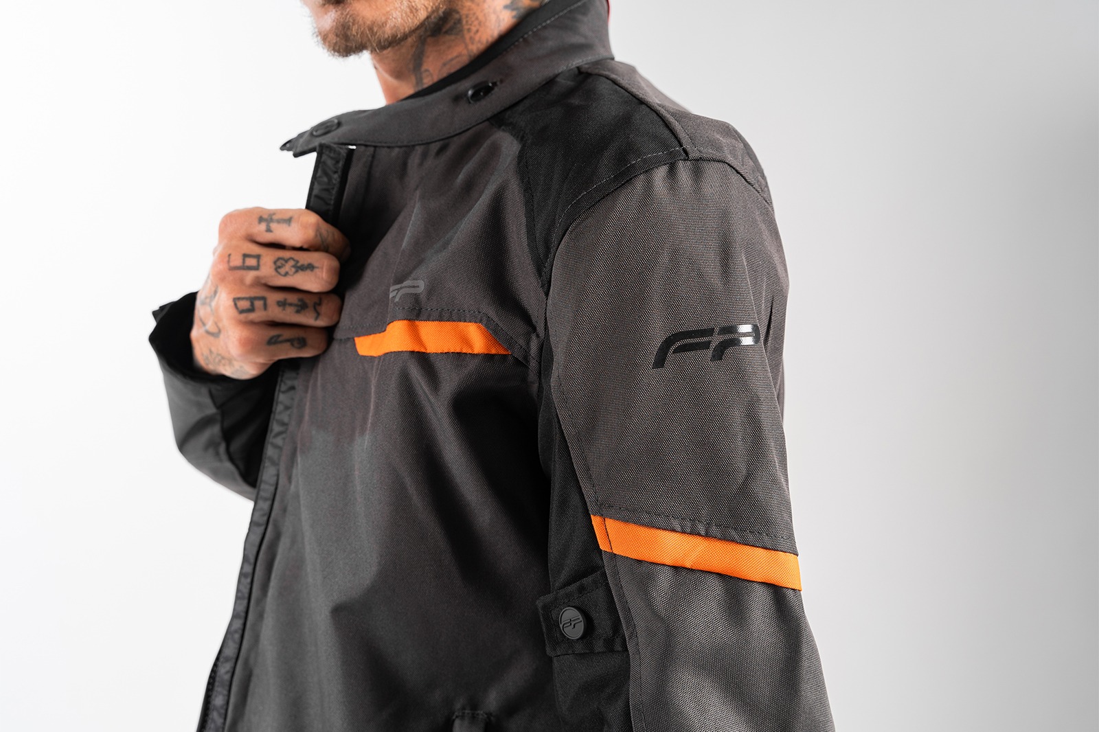 Detalle de protecciones CE en la FP K1 Gris