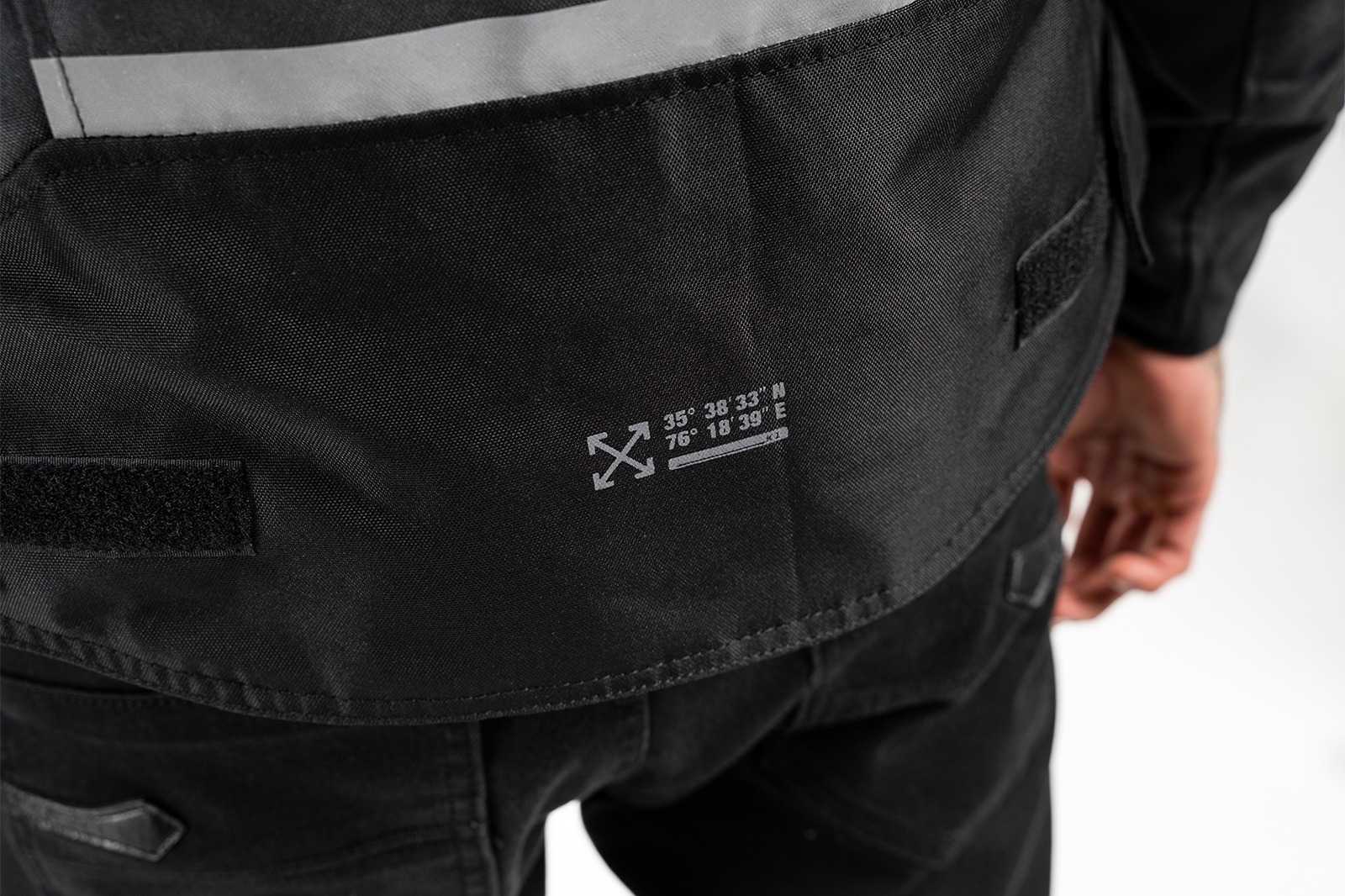 Motociclista usando la FP K1 Negro/Neón para carretera nocturna