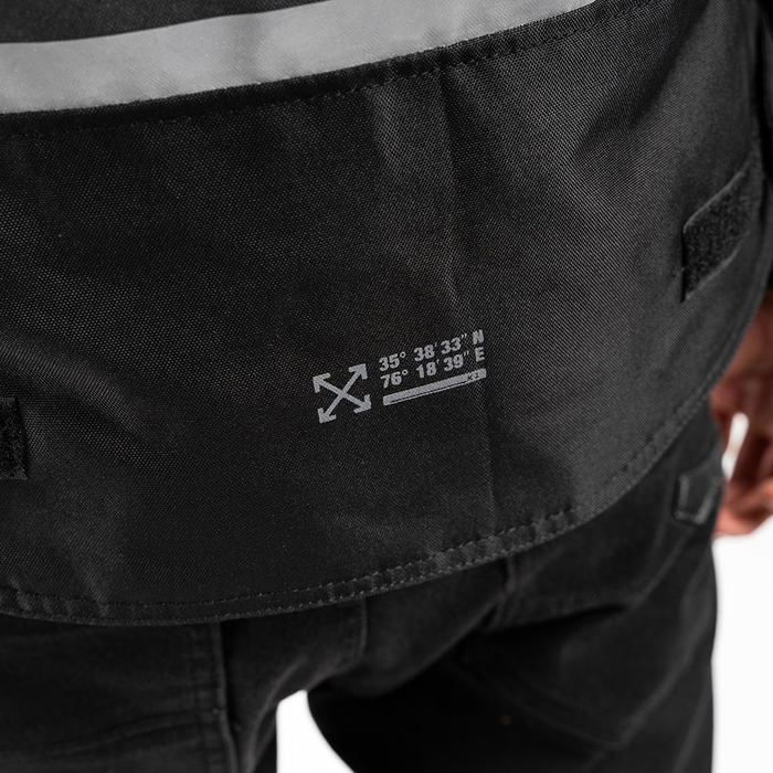 Motociclista usando la FP K1 Negro/Neón para carretera nocturna