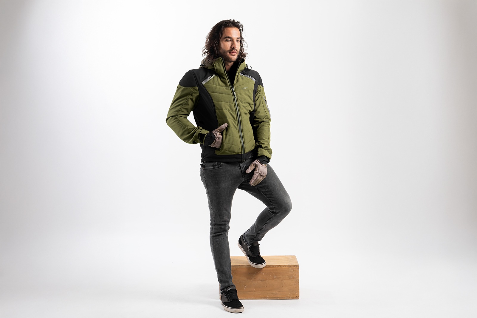 Vista frontal de la FP Naxos Softshell Verde Militar