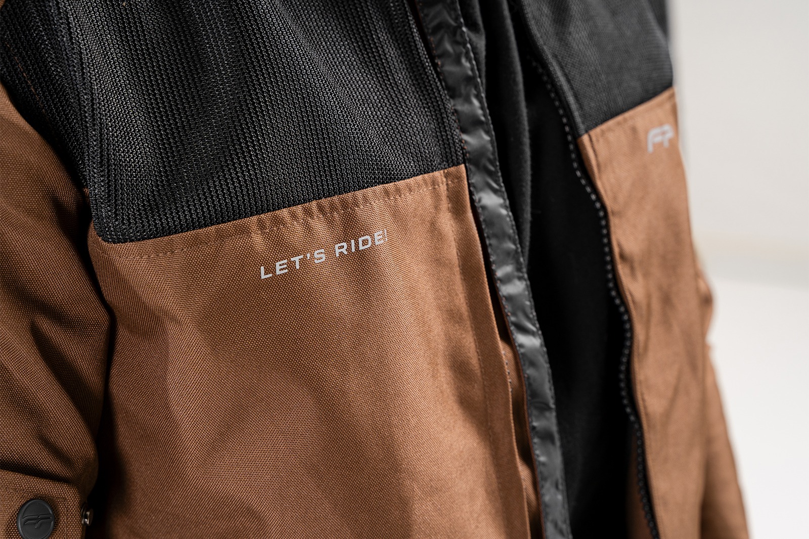 Chaqueta FP Nevada Summer Tobacco como look urbano