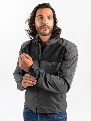 Motociclista usando la chaqueta FP Nevada Summer Gris para ciudad