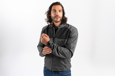 Motociclista usando la chaqueta FP Nevada Summer Gris para ciudad