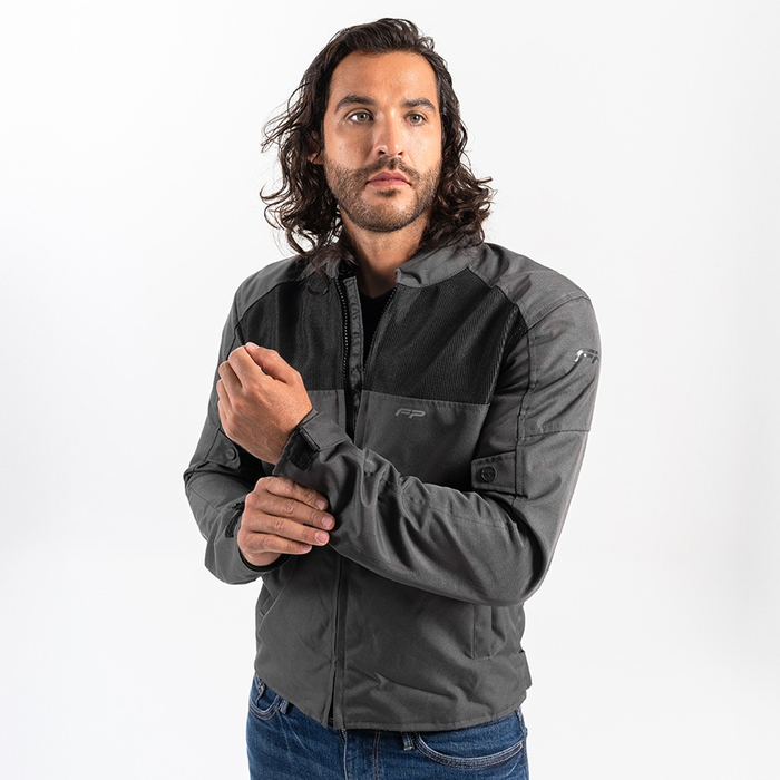 Motociclista usando la chaqueta FP Nevada Summer Gris para ciudad
