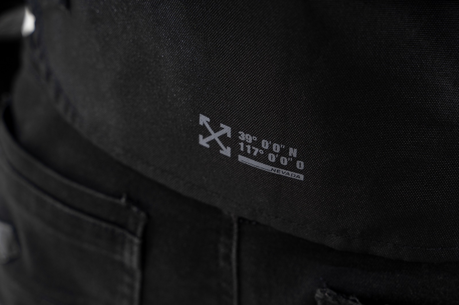 Motociclista con la FP Nevada Summer Negra para trayecto urbano